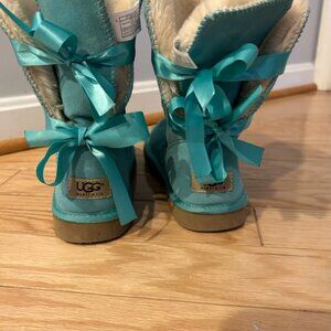 Unique turquoise winter boots